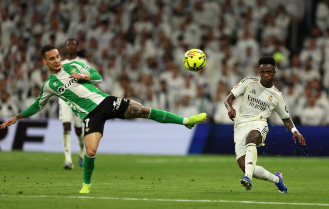 Vinicius (phải) dứt điểm trước sự truy cản của Anthony bên phía Betis. Ảnh: Reuters