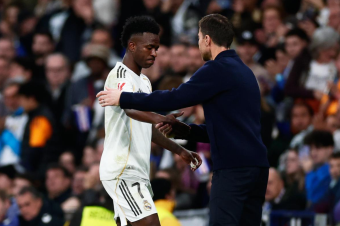 HLV Xabi Alonso bắt tay khi rút Vinicius khỏi sân trong trận Real thắng Betis 5-1 ở vòng 18 La Liga, trên sân Bernabeu, Madrid, Tây Ban Nha ngày 4/1/2026. Ảnh: AP