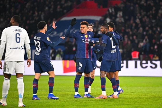 Cầu thủ PSG mừng bàn ấn định tỷ số 2-1 của Ousmane Dembele (phải), trong trận đấu trên sân Parc des Princes, Paris, hôm 4/1. Ảnh: Reuters
