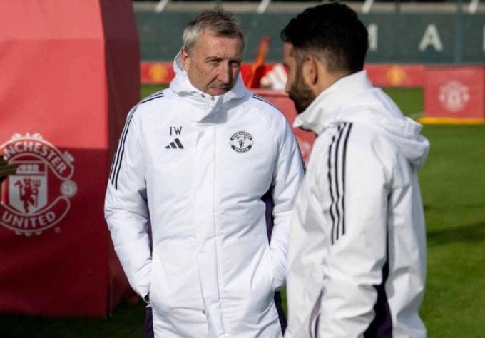 HLV Ruben Amorim trò chuyện với giám đốc thể thao Jason Wilcox trong một buổi tập của Man Utd.
