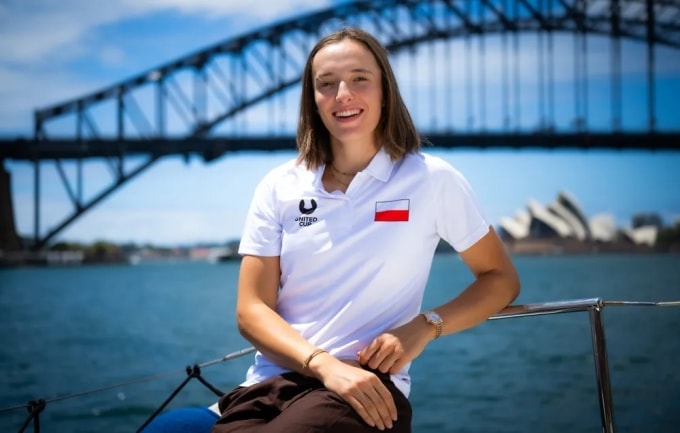 Swiatek trong buổi dạo phố ở Sydney, Australia hôm 4/1. Ảnh: UC