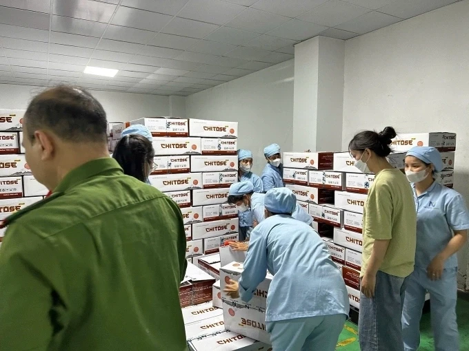 Công an khám xét kho hàng của Z Holding. Ảnh: Công an cung cấp