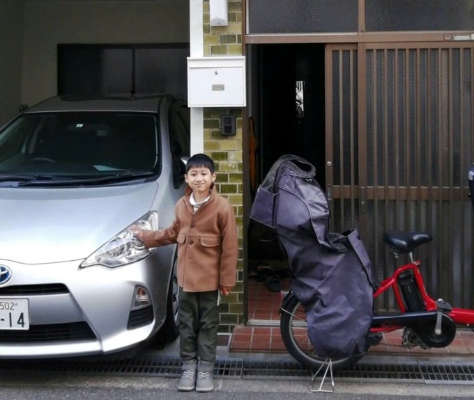 Con trai anh Sắc trước căn nhà ở Nhật Bản. Ảnh: An Phương