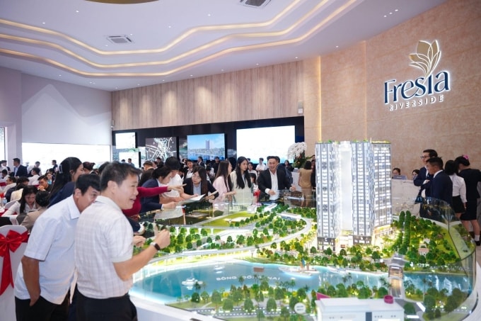 Nhà đầu tư tham quan sa bàn dự án Fresia Riverside. Ảnh: Fresia Riverside