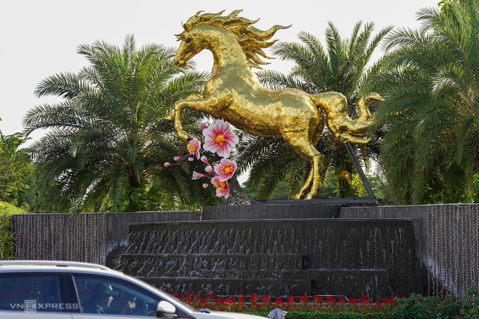 Linh vật Ngựa Vàng hoàn thiện, đặt tại lối vào Nhà ga quốc tế Đà Nẵng. Ảnh: Nguyễn Đông