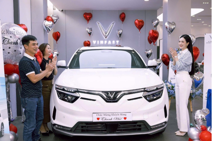 Người dùng nhận bàn giao xe điện VinFast VF 8 ở đại lý. Ảnh: VinFast