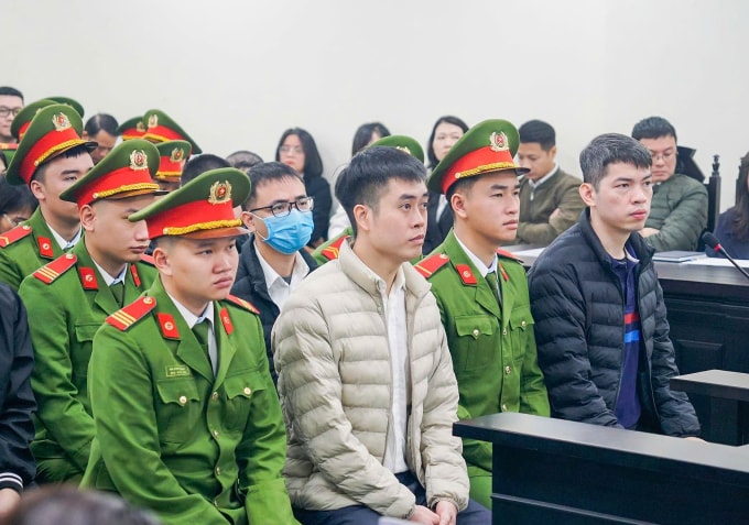 Ông chủ Z Holding Hoàng Quang Thịnh (áo trắng) tại tòa. Ảnh: Phạm Dự