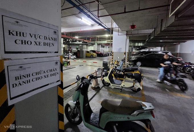 Một khu chung cư ở phường Gò Vấp, TP HCM không nhận giữ ôtô điện, bố trí nơi giữ xe máy điện ở gần bảo vệ, có bình chữa cháy riêng. Ảnh: Đình Văn