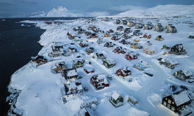 Những ngôi nhà ven biển tại thủ phủ Nuuk của đảo Greenland tháng 3/2025. Ảnh: AP
