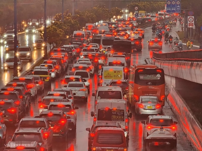 Bốn làn ôtô trên đường Võ Văn Kiệt hướng về hầm Thủ Thiêm ùn tắc kéo dài. Ảnh: Đình Văn