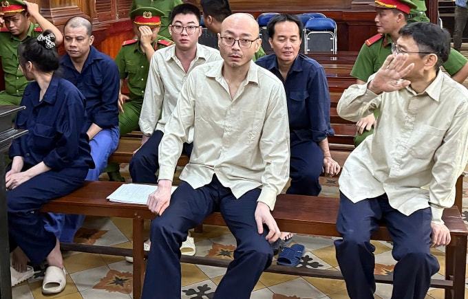 Bị cáo Cha Jin Young và Kim Tae Hyung ngồi hàng đầu cùng các bị cáo tại tòa hôm nay. Ảnh: Bình Nguyên