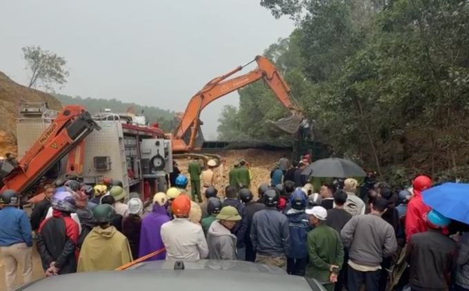 Máy xúc được huy động giải cứu tài xế và hành khách mắc kẹt trong ôtô 5 chỗ. Ảnh: Lam Sơn