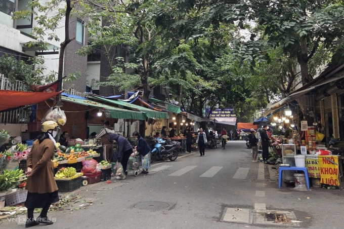 Chợ cóc tại cuối ngõ 40 phố Ngụy Như Kon Tum, phường Thanh Xuân, sáng 5/1. Ảnh: Võ Hải