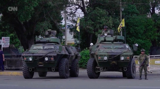 Thiết giáp được triển khai đến cửa khẩu Cucuta, giữa Colombia và Venezuela ngày 4/1. Ảnh: CNN