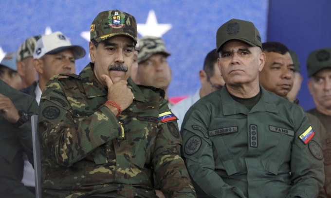 Tổng thống Venezuela Nicolas Maduro và Bộ trưởng Quốc phòng Vladimir Padrino Lopez tại căn cứ quân sự Fort Tiuna ở thủ đô Caracas hồi tháng 11/2025. Ảnh: Reuters