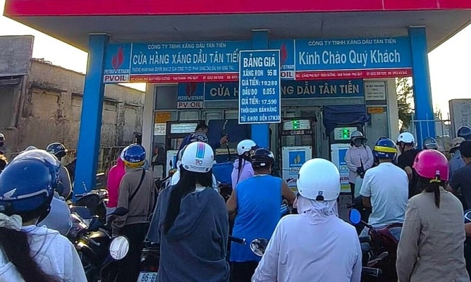 Sau tết Dương lịch, các cửa hàng trên đảo Phú Quý bắt đầu bán cầm chừng, đến sáng nay thì hết sạch xăng. Ảnh: Người dân cung cấp