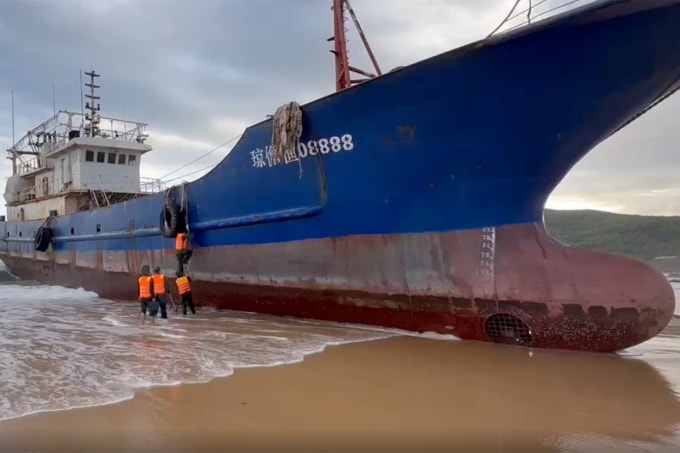 Cơ quan chức năng tiếp cận tàu sáng 5/1 Ảnh: Thạch Thảo