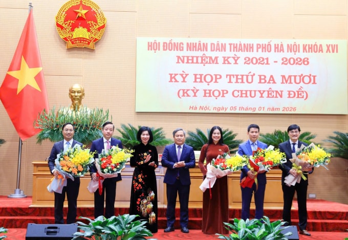 Lãnh đạo HĐND, UBND thành phố tặng hoa chúc mừng các nhân sự được tín nhiệm giao các trọng trách mới. Ảnh: Hoàng Phong