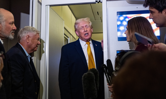 Tổng thống Trump phát biểu với phóng viên trên chuyên cơ Không lực Một hôm 4/1. Ảnh: AP