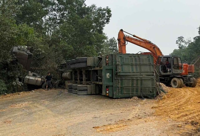 Xe đầu kéo đâm vào vách đồi, lật ngang đường 47B. Ảnh: Lam Sơn