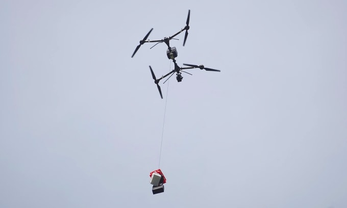 UAV của Công ty cổ phần Real - Time Robotics Việt Nam chở các gói hàng tại buổi thử nghiệm sáng 5/1. Ảnh: An Phương