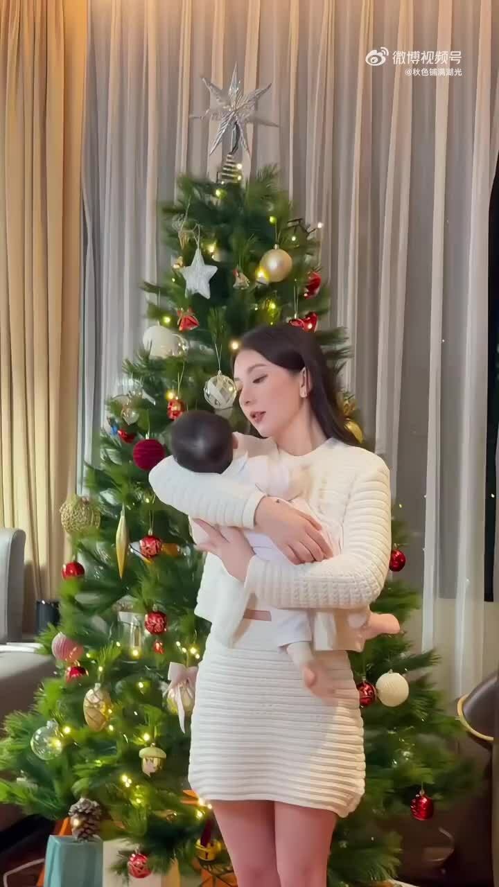 Phương Viên bế con gái út