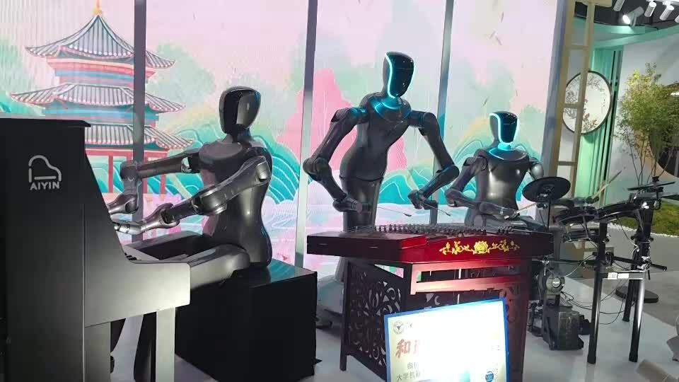 Ban nhạc robot hình người Trung Quốc đắt show