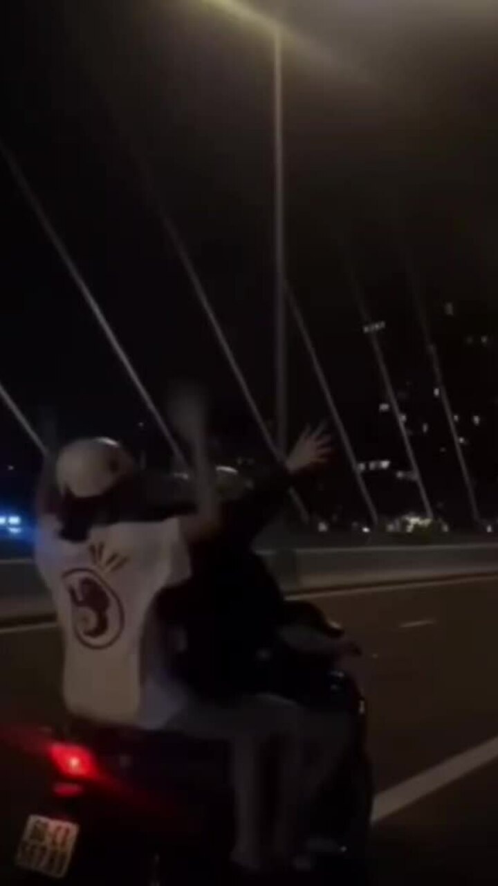 Cảnh cô gái chạy xe SH buông hai tay