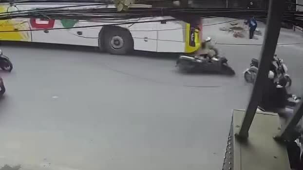Người phụ nữ đi xe máy bị ngã vào gầm xe khách