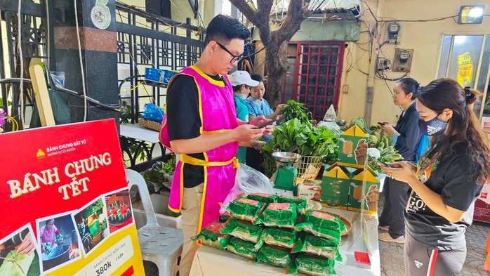 Bánh chưng Đất Tổ làm ngàn chiếc mỗi ngày vẫn không đủ bán- Ảnh 1. Bánh chưng Đất Tổ làm ngàn chiếc mỗi ngày vẫn không đủ bán- Ảnh 1.