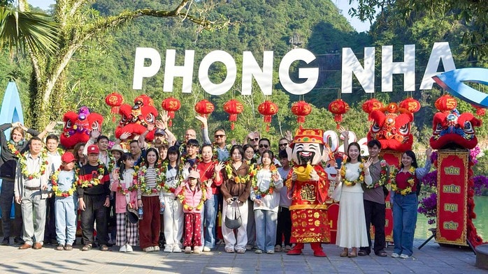 Du lịch Quảng Trị dịp Tết Dương lịch 2026 thu hút 120 . 000 Khách , doanh thu 138 tỉ đồng - Ảnh 1. Du lịch Quảng Trị dịp Tết Dương lịch 2026 thu hút 120 . 000 Khách , doanh thu 138 tỉ đồng - Ảnh 1.