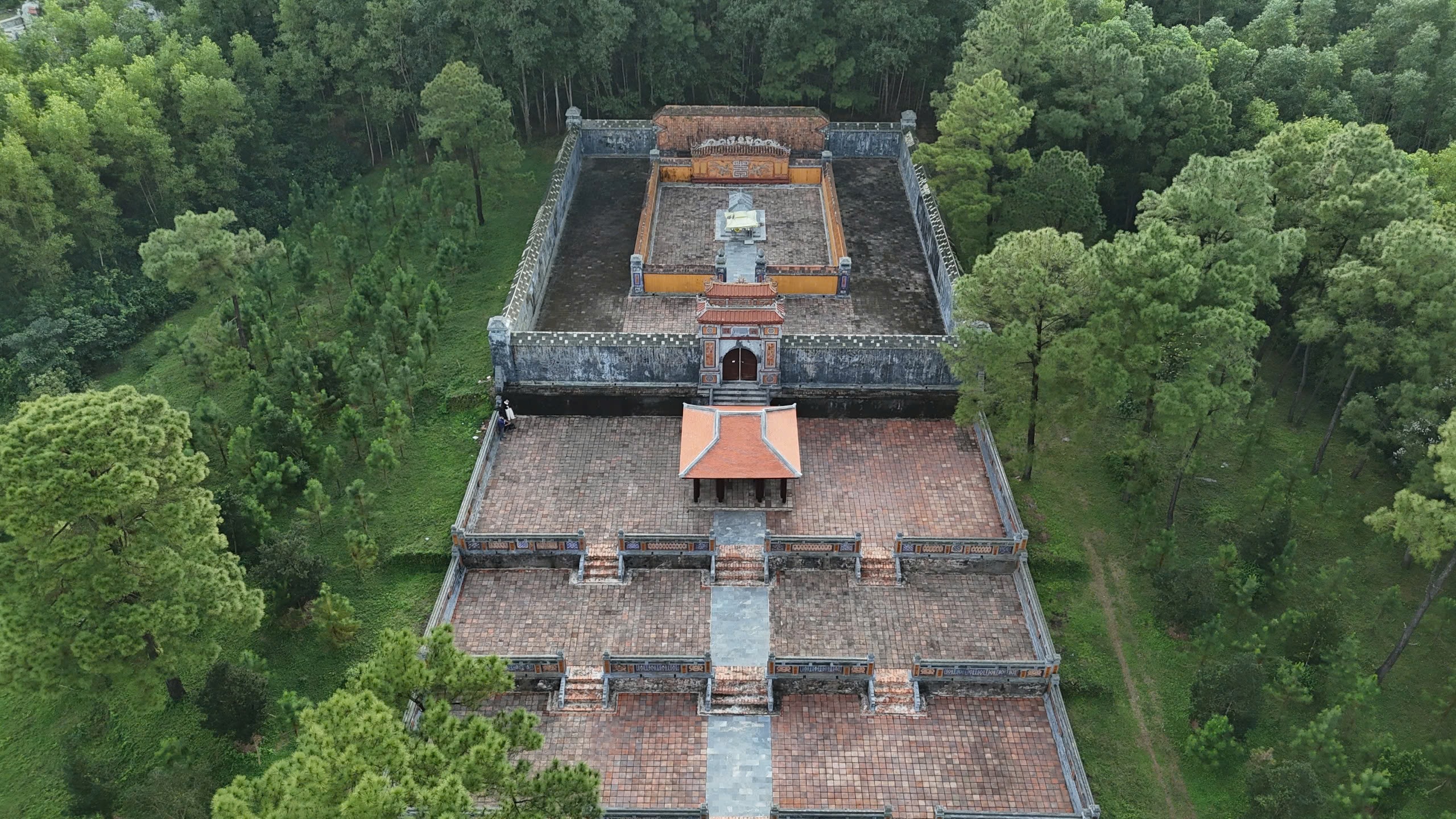 Trung tâm Bảo tồn di tích Cố đô Huế nói gì về 'công trình lạ' ở lăng mộ Hoàng hậu Từ Dũ?- Ảnh 2.