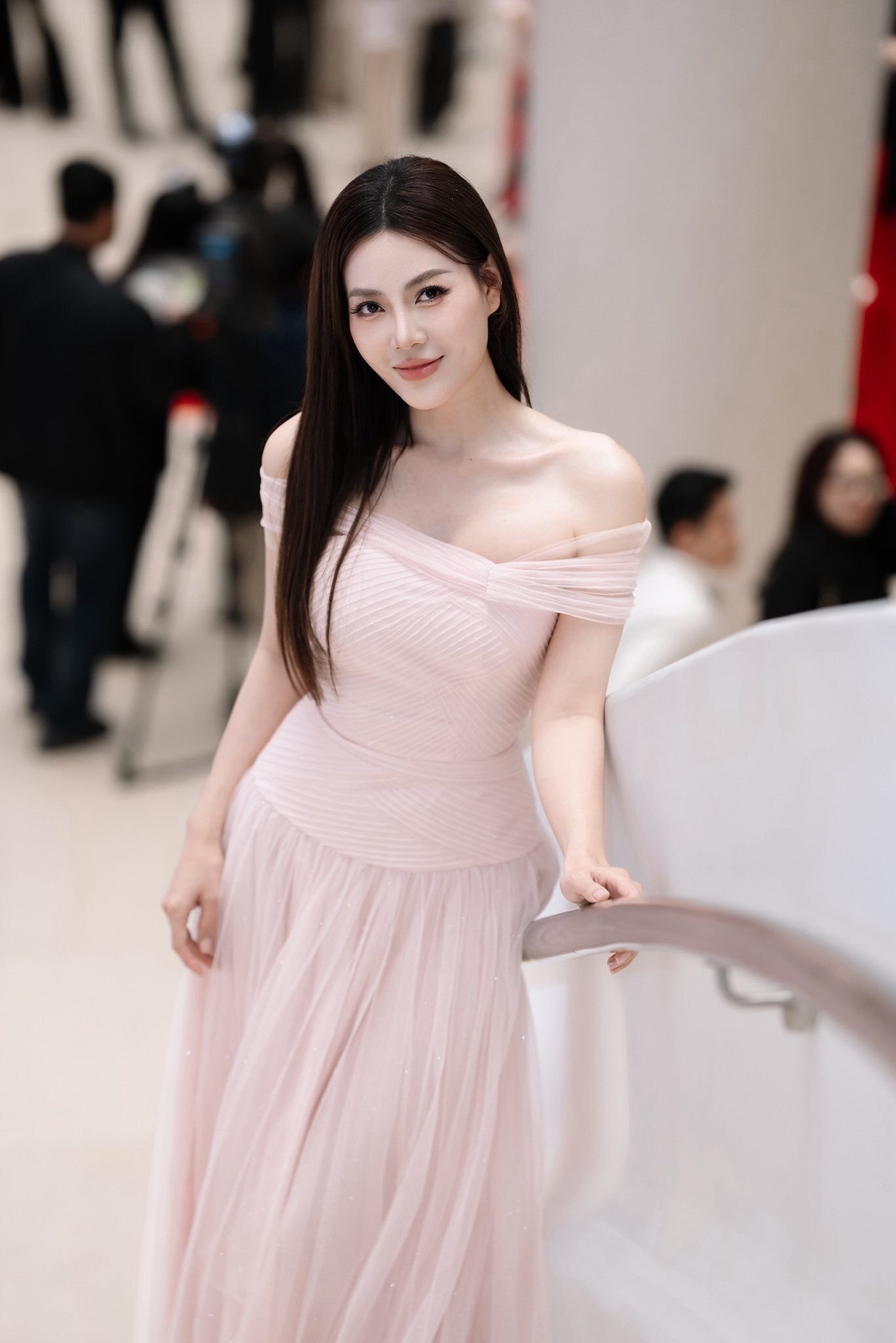 Nữ diễn viên nhận mình là người tích cực, có mục tiêu, mục đích rõ ràng nên không bao giờ cảm thấy quá sầu thảm vì những thứ xung quanh.