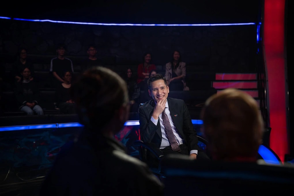 Với phong cách điềm tĩnh, lối dẫn dắt sắc sảo, nam MC - BTV điển trai này sẽ mang đến màu sắc mới mẻ mà vẫn giữ trọn tinh thần kịch tính và giá trị tôn vinh trí tuệ của gameshow 20 năm tuổi này.