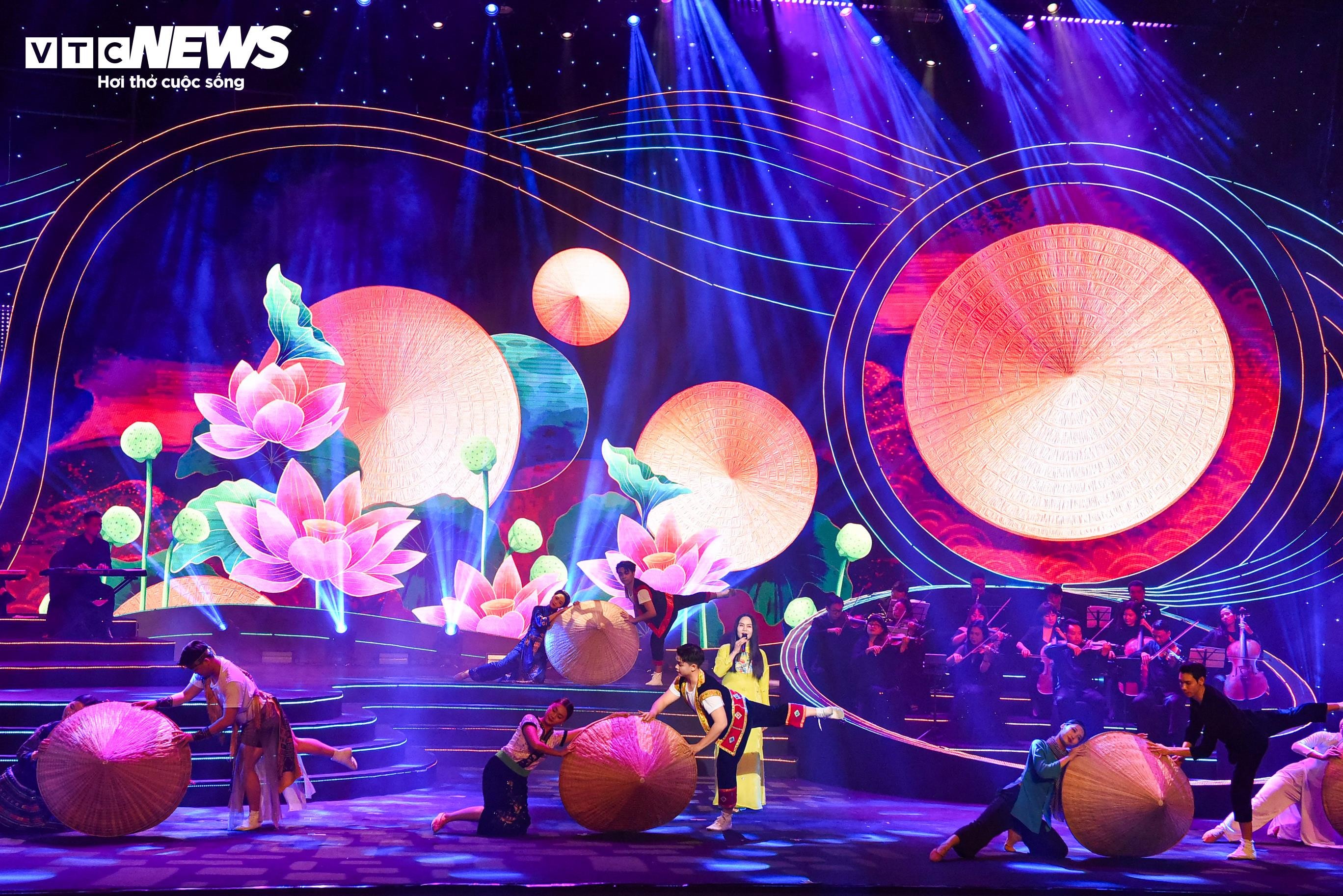 Chương trình được xây dựng bằng ngôn ngữ văn hóa và nghệ thuật, kết nối chiều sâu truyền thống với nhịp sống đương đại, đặt trọng tâm vào thông điệp về tình cảm và niềm tin của nhân dân đối với Đảng trong quá trình lãnh đạo đất nước vượt qua khó khăn, thử thách; góp phần tạo không khí phấn khởi, đồng thuận, khơi dậy tinh thần đoàn kết, trách nhiệm và khát vọng cống hiến.