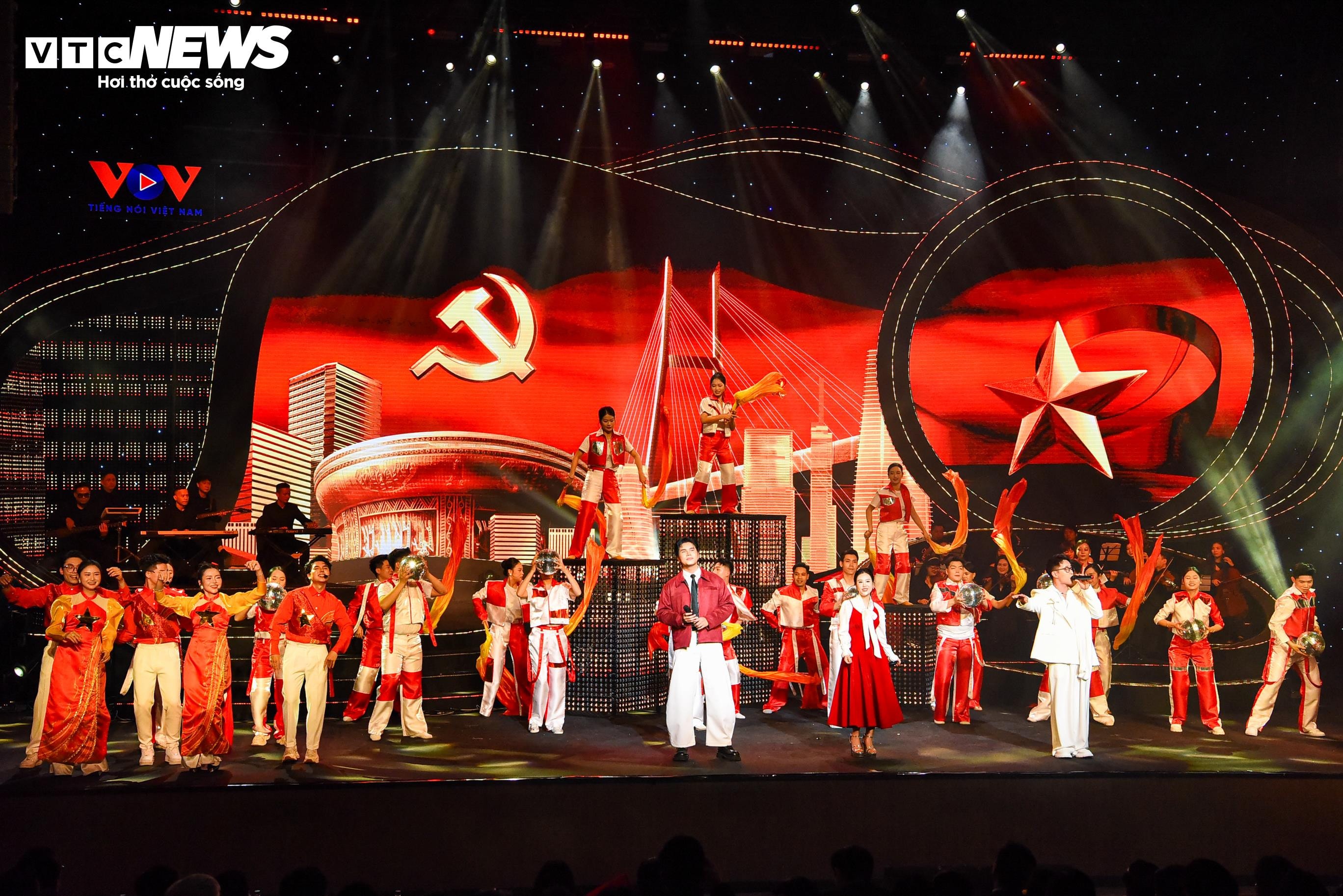 Chương trình có sự góp mặt của các nghệ sĩ: NSND Thanh Hoa, NSND Mai Hoa, NSƯT Đăng Dương, NSƯT Hoàng Tùng, NSƯT Đăng Thuật, Đinh Thành Lê, nghệ sĩ ngâm thơ Ngọc Thọ; cùng sự tham gia của các nghệ sĩ được công chúng mến mộ như Phạm Thu Hà, Võ Hạ Trâm, Anh Tú, Đỗ Hoàng Hiệp, Quách Mai Thy, Minh Thúy, Lâm Phúc, RamC, Cao Phú Quý. Chương trình có Dàn nhạc Đài Tiếng nói Việt Nam, Đoàn Nghệ thuật HT, tốp ca ASP và Câu lạc bộ Thiếu nhi Sao Tuổi Thơ, với không gian biểu diễn được giới thiệu đa dạng, kết hợp dàn nhạc bán cổ điển, làm nền kết nối mạch truyền thống – hiện đại.