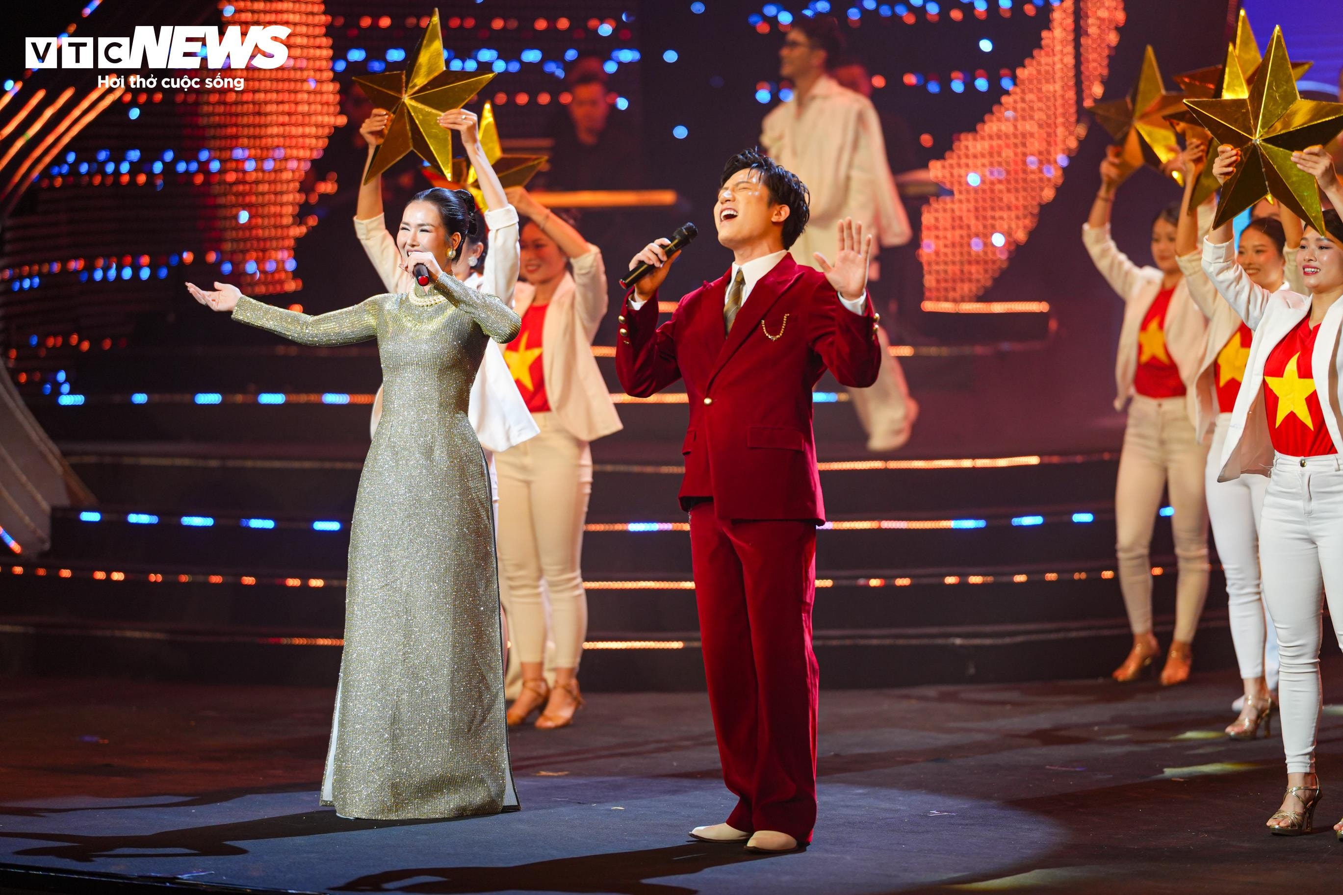 Ca sĩ Võ Hạ Trâm và Anh Tú thể hiện ca khúc “Tình yêu đất nước”.