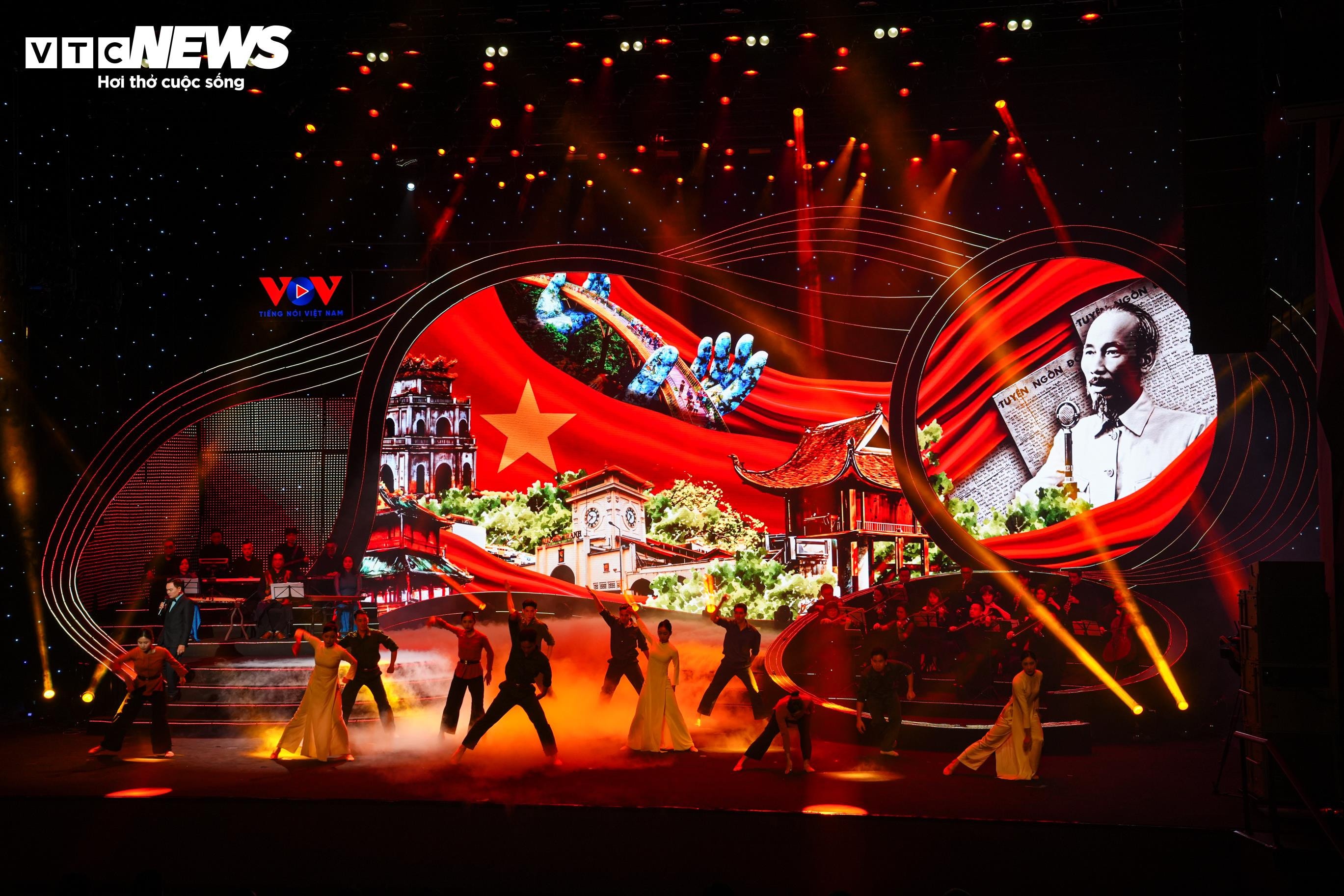 Mở đầu chương là mashup Lá cờ Đảng - Đảng là cuộc sống của tôi, trước khi chương trình bước vào điểm nhấn lớn với mashup Ca ngợi Tổ quốc – Người chiến sĩ ấy – Dáng đứng Việt Nam – Việt Nam hướng về tương lai, tạo cao trào mạnh mẽ và giàu khí thế.