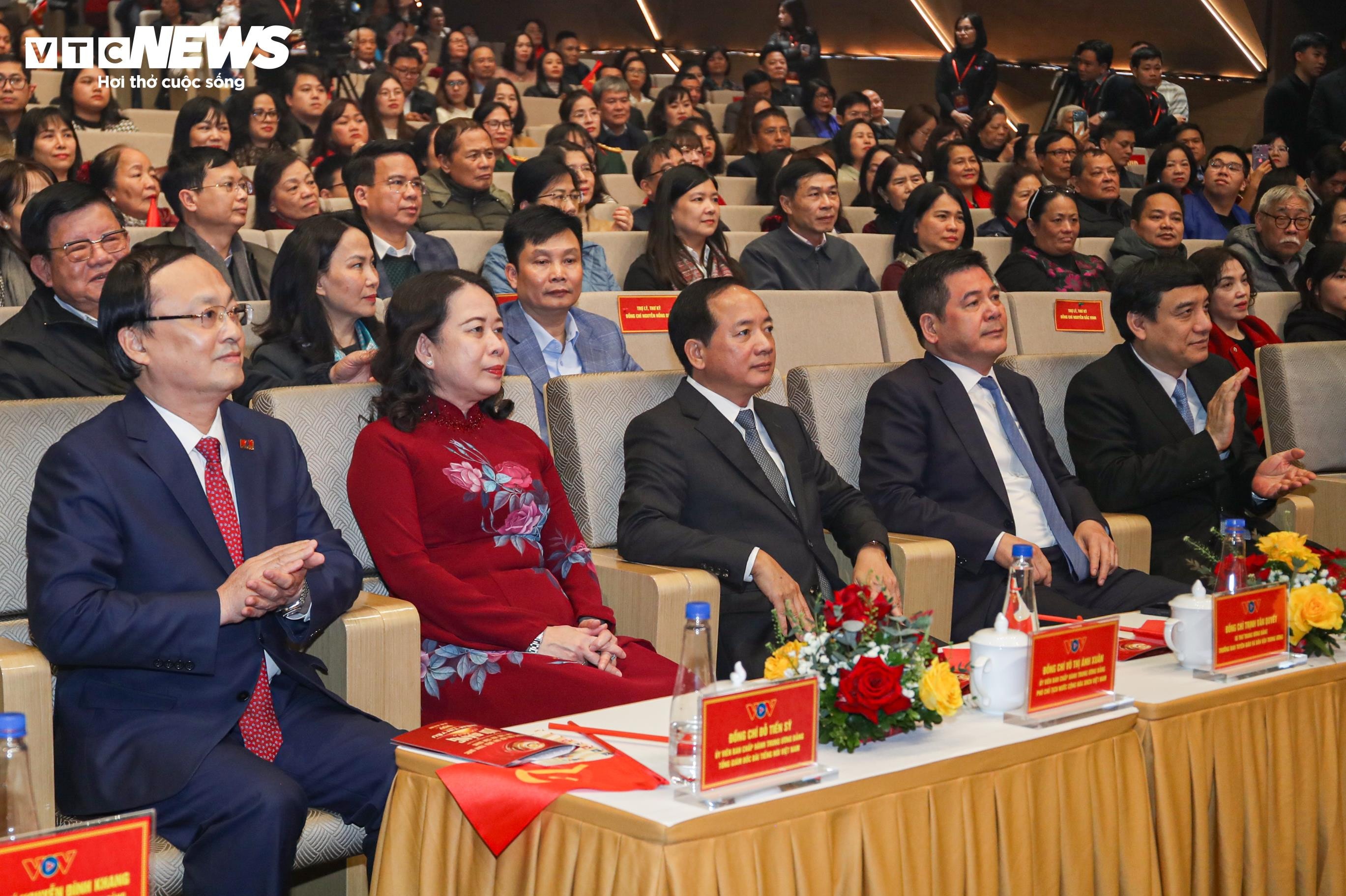 Đến dự chương trình có ông Trịnh Văn Quyết, Bí thư Trung ương Đảng, Trưởng Ban Tuyên giáo và Dân vận Trung ương; bà Võ Thị Ánh Xuân, Ủy viên BCH Trung ương Đảng, Phó Chủ tịch nước CHXHCN Việt Nam; ông Nguyễn Hồng Diên, Ủy viên BCH Trung ương Đảng, Phó Bí thư chuyên trách Đảng ủy Quốc hội; bà Hà Thị Nga, Ủy viên BCH Trung ương Đảng, Phó Bí thư Thường trực Đảng ủy MTTQ, các đoàn thể Trung ương, Phó Chủ tịch Ủy ban Trung ương MTTQ Việt Nam; ông Nguyễn Đắc Vinh, Ủy viên BCH Trung ương Đảng, Chủ nhiệm Ủy ban Văn hóa và Xã hội của Quốc hội; ông Đỗ Tiến Sỹ, Ủy viên BCH Trung ương Đảng, Tổng Giám đốc Đài Tiếng nói Việt Nam.