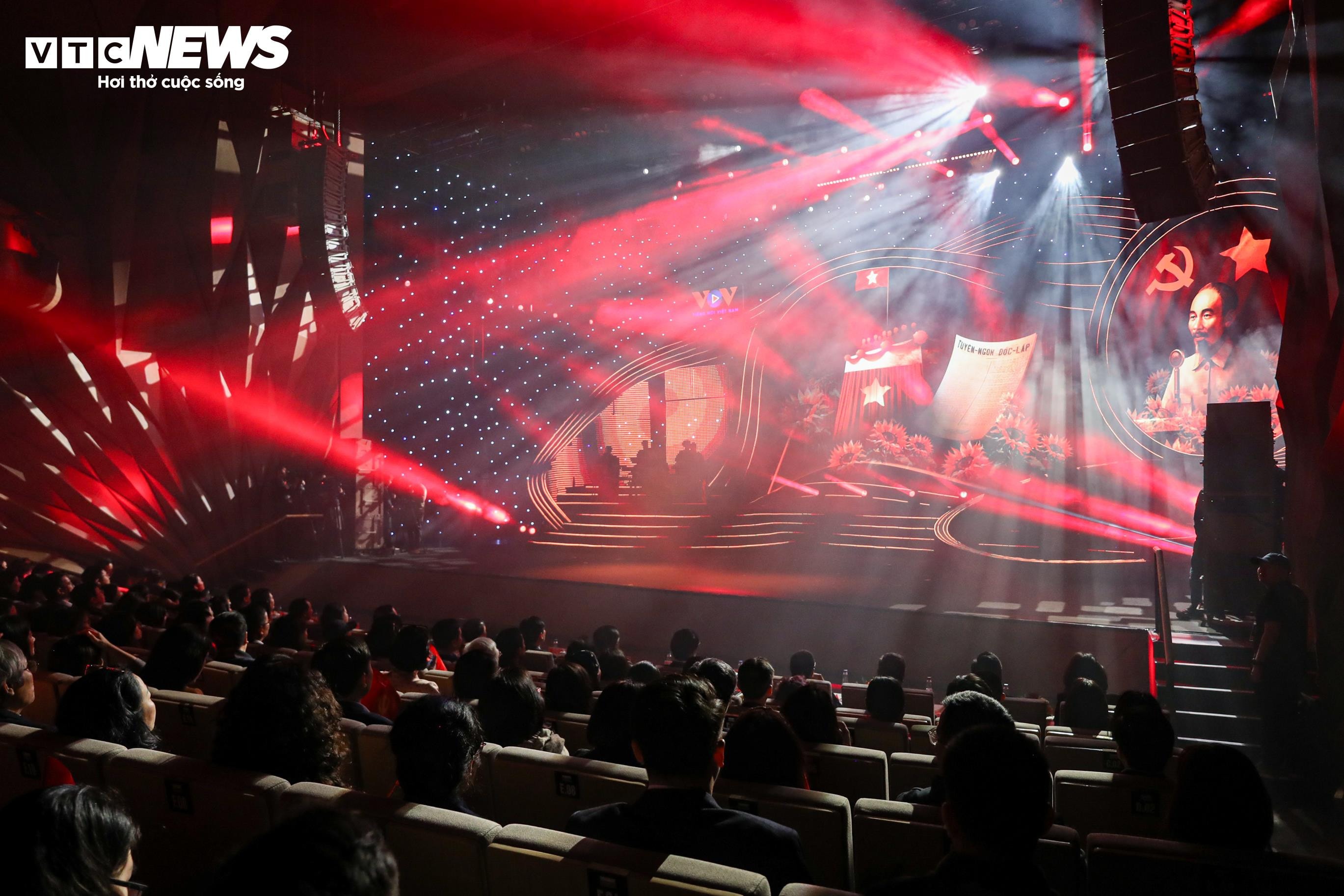 Toàn cảnh chương trình nghệ thuật 'Với Đảng vẹn toàn niềm tin yêu' - 1