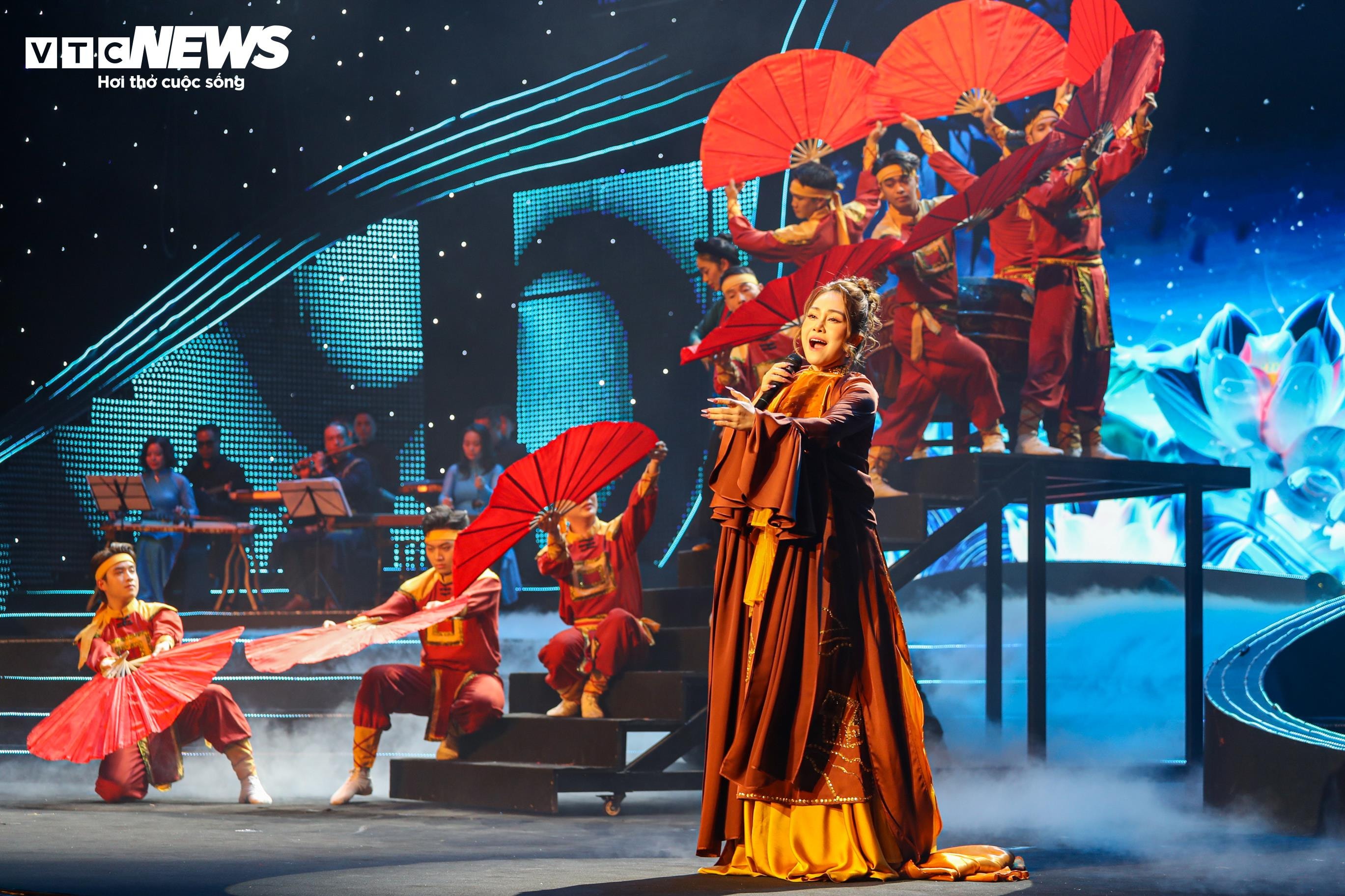 Không gian nghệ thuật dung dị, đằm sâu giúp khán giả cảm nhận rõ hồn cốt văn hoá Việt Nam – nền tảng tinh thần bền vững của dân tộc.