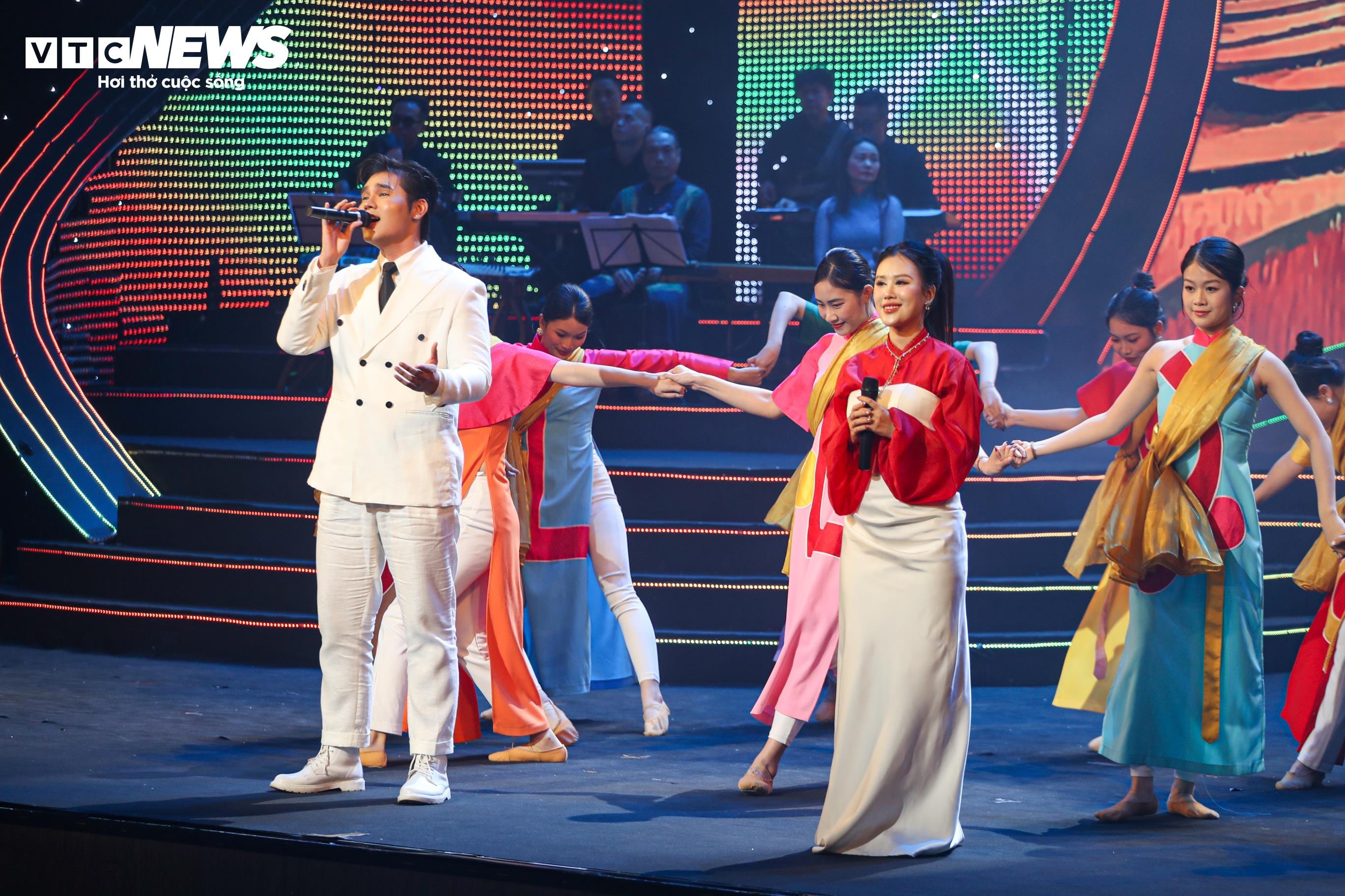 Toàn cảnh chương trình nghệ thuật 'Với Đảng vẹn toàn niềm tin yêu' - 14