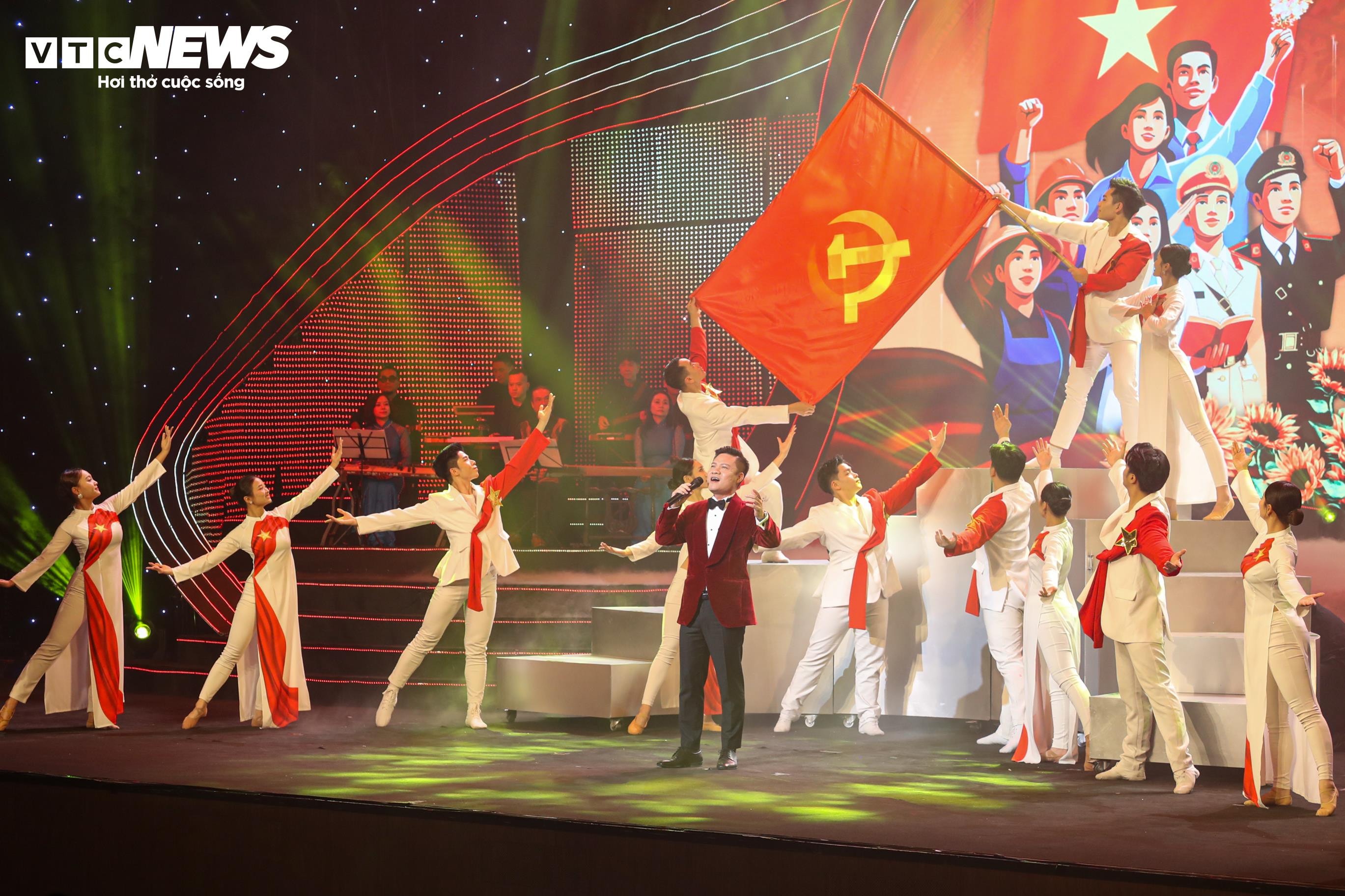 NSƯT Hoàng Tùng biểu diễn mashup “Lá cờ Đảng – Đảng là cuộc sống của tôi”.