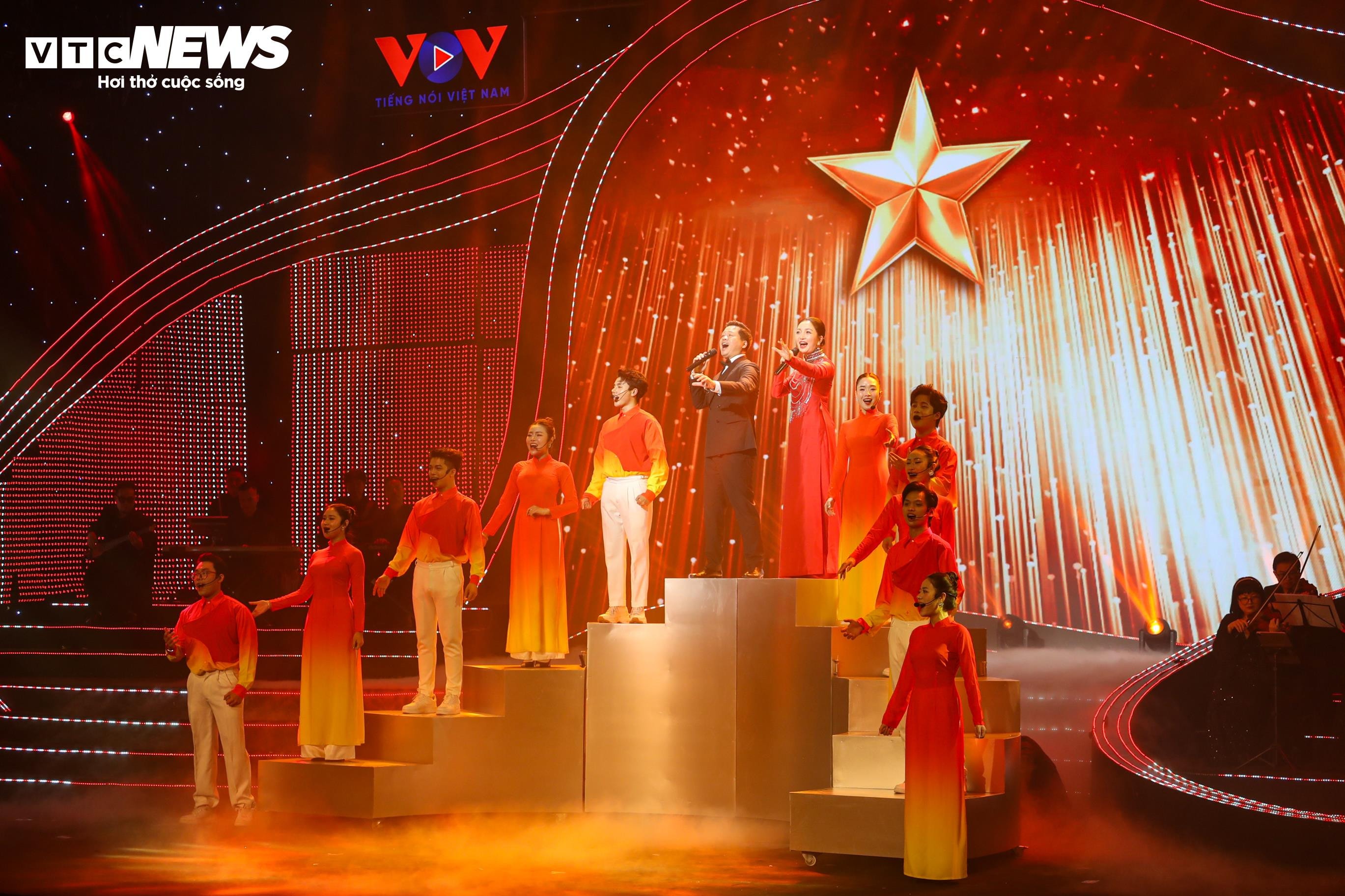 Toàn cảnh chương trình nghệ thuật 'Với Đảng vẹn toàn niềm tin yêu' - 17