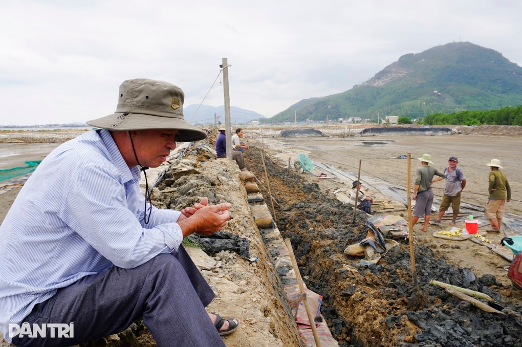 Gần 2 tháng sau bão, tàu cá nằm bờ, ngư dân cõng nợ trở lại biển - 3