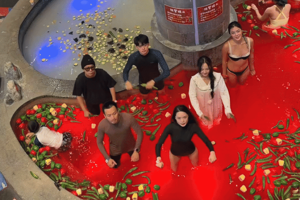 Khách Việt hồi hộp tắm lẩu ớt ở nơi thời tiết -30 độ, nhìn đã thấy cay bỏng - 1