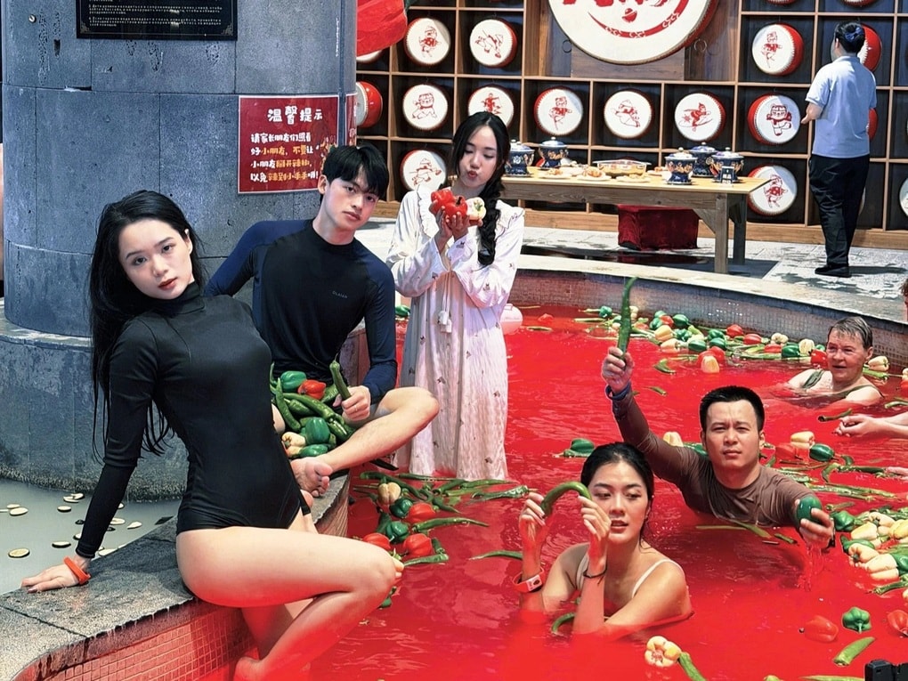 Khách Việt hồi hộp tắm lẩu ớt ở nơi thời tiết -30 độ, nhìn đã thấy cay bỏng - 2