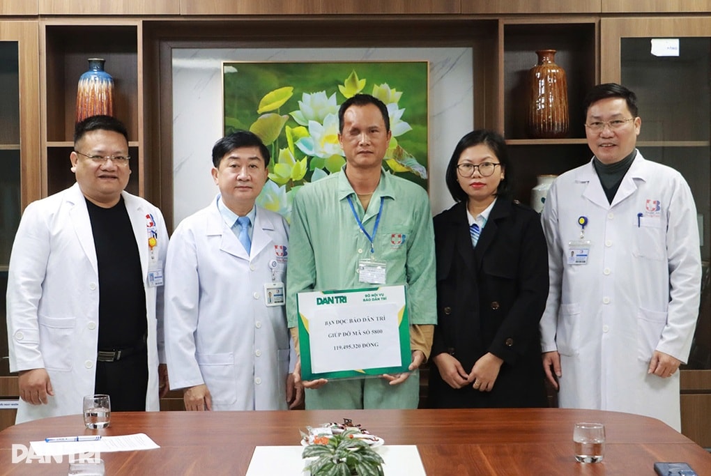 Trao 120 triệu đồng đến người đàn ông mắc bệnh ung thư hiếm - 1