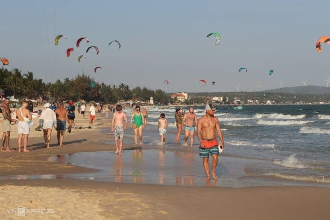 Du khách quốc tế dạo chơi trên bãi biển Mũi Né, tỉnh Lâm Đồng dịp Tết dương lịch 2026. Ảnh: Việt Quốc