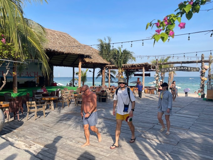 Khách nước ngoài ở Bãi Sao, Phú Quốc. Ảnh: Chez Dugong